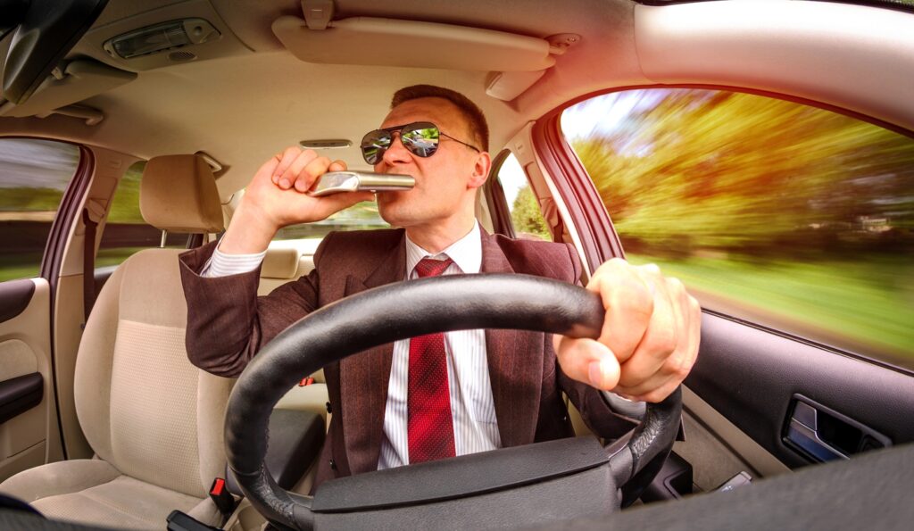 В случае если пьяный водитель оказался невиновен в ДТП, компания-страховщик виновника аварии всё равно оплатит ему компенсацию. 